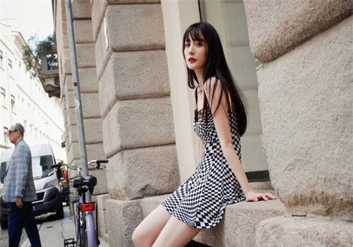 Ly hôn Lưu Khải Uy, Dương Mịch càng ngày càng sexy hơn tự tin khoe vai trần eo thon