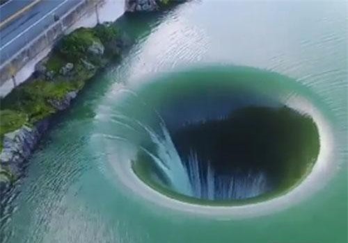 CLIP: Khám phá sự thật bất ngờ về xoáy nước khổng lồ tại một hồ nước ở Mỹ
