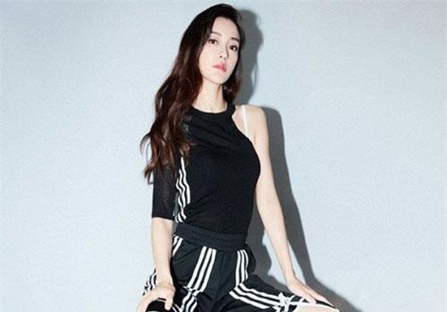 Angelababy gây tranh cãi vì dáng ngồi trong lần đầu xuất hiện sau thông tin đã ly hôn Huỳnh Hiểu Minh