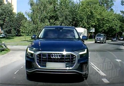 Nữ tài xế mất tập trung, để xe Audi Q8 trôi tự do, tông vào đuôi xe khác