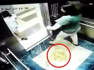 Hà Nội: Hai phụ nữ che camera trong thang máy chung cư để... 'tè bậy'