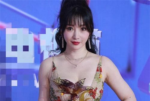 'Siêu vòng một Trung Quốc' ngượng khi vấp ngã trên thảm đỏ