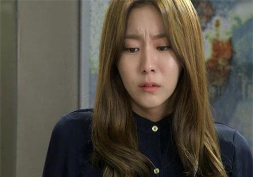 Con dâu mệt nên bỏ cơm, đến đêm đói mới dậy tìm đồ ăn thì choáng váng với hành động của mẹ chồng