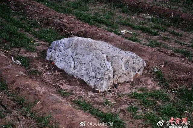 Ngọn núi ở Trung Quốc, với phần nhô lên mặt đất cao khoảng 60cm, phần còn lại chìm ngầm trong lòng đất.