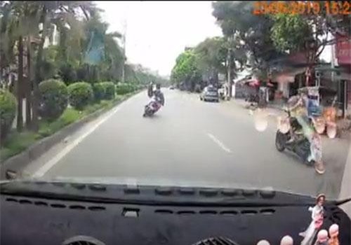 CLIP: Chạy xe máy tốc độ cao lạng lách đánh võng, "tổ lái" nhận cái kết đau đớn