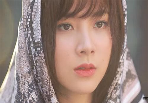 Nhìn người phụ nữ không một mảnh vải che thân đang nép mình sau lưng chồng của bạn thân mà tôi nổi đầy da gà vì kinh hãi