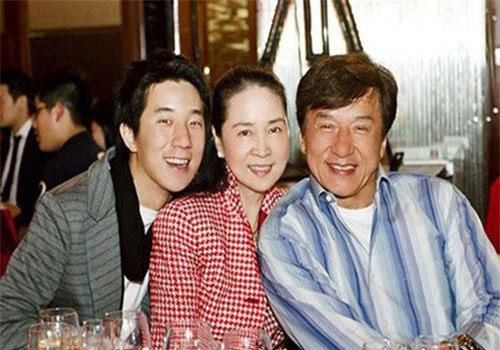 Kết hôn 37 năm nhưng Thành Long từng không tin tưởng vợ, đã có hành động này vì sợ bị chiếm đoạt tài sản