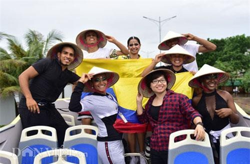 Clip: Du khách nước ngoài hào hứng đi xe buýt 2 tầng mui trần ngắm Hạ Long