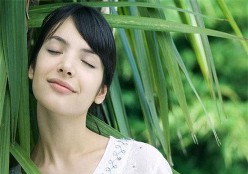 Trước ngày cưới, mẹ chồng nắm tay tôi bật khóc và cho tôi xem số vàng giả bà sẽ tặng trong hôn lễ nhưng lại khiến tôi lâng lâng hạnh phúc