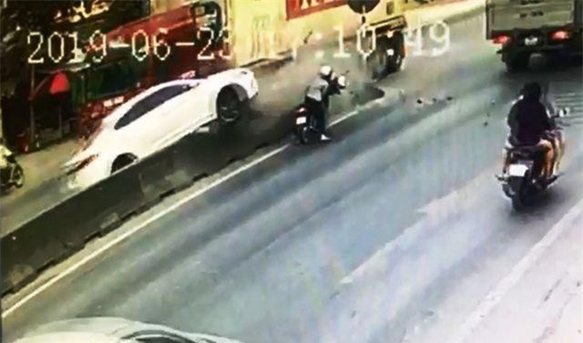 Hãi hùng xem cảnh xe container ủi xe con lên dải phân cách