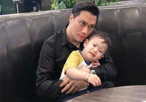 Việt Anh thể hiện là ông bố có trách nhiệm khi hứa hẹn với con trai sau ít ngày công bố ly hôn