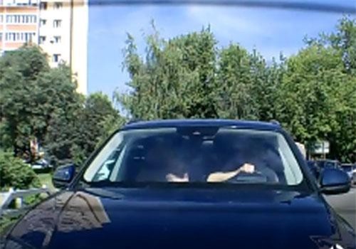 CLIP: Khó hiểu nữ tài xế để xe Audi Q8 trôi tự do, tông vào đuôi ôtô khác