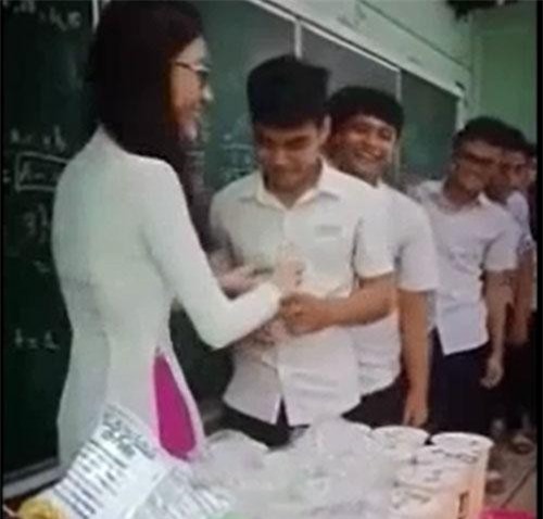 CLIP: Cô giáo xinh đẹp, tâm lý "đốn tim" học sinh vì hành động này