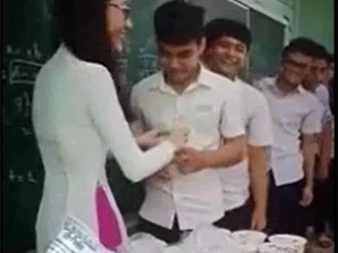 CLIP: Cô giáo xinh đẹp, tâm lý "đốn tim" học sinh vì hành động này