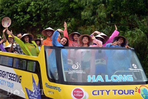 Khách Tây hào hứng đội mưa đi xe buýt 2 tầng ngắm Hạ Long