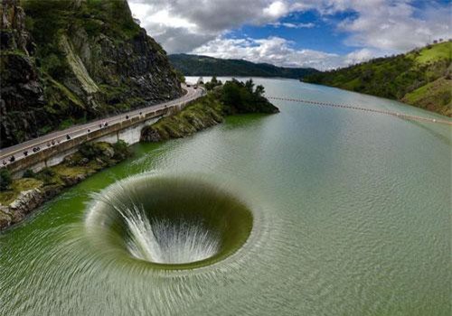 Sự thật về xoáy nước khổng lồ tại một hồ nước ở Mỹ: Không phải là con đường dẫn đến hố đen vũ trụ như nhiều người lầm tưởng