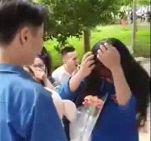 CLIP: Nam sinh tỏ tình crush bị cô giáo bắt gặp và cái kết đắng