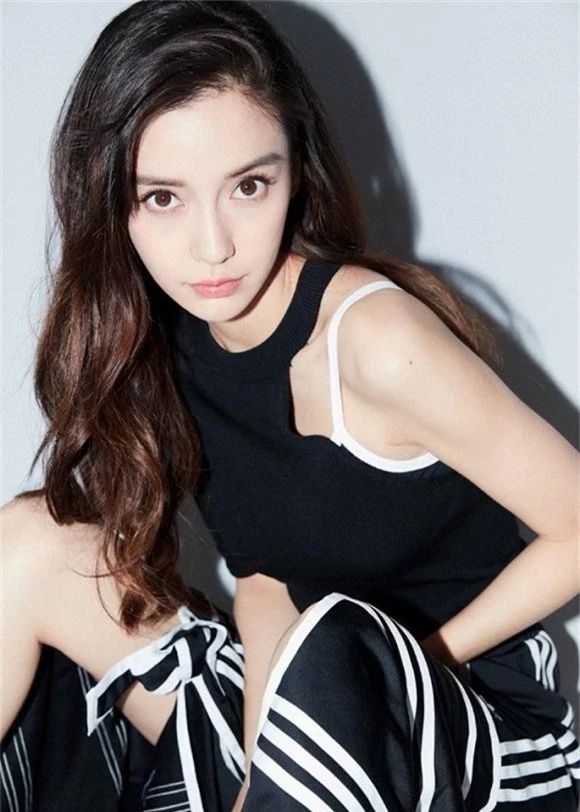 Angelababy gây tranh cãi vì dáng ngồi gây bối rối trong lần đầu xuất hiện sau thông tin đã ly hôn Huỳnh Hiểu Minh lại  - Ảnh 4.