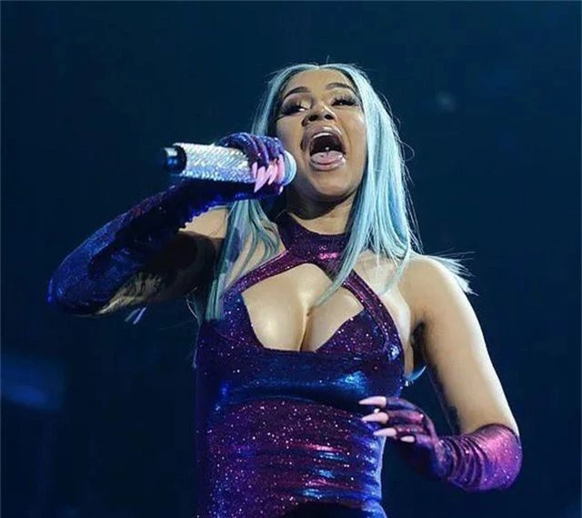 Cardi B khoe ngực ngoại cỡ, trình diễn lôi cuốn - 1