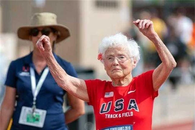 Cụ bà 103 tuổi vô địch thi chạy, gây bão trên mọi đường đua - 1