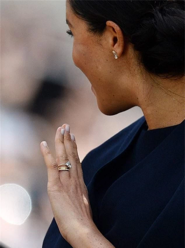 15134028-7171177-The_double_Harry_Meghan_first_wore_this_18ct_yellow_gold_eternit-a-17_1561249121378