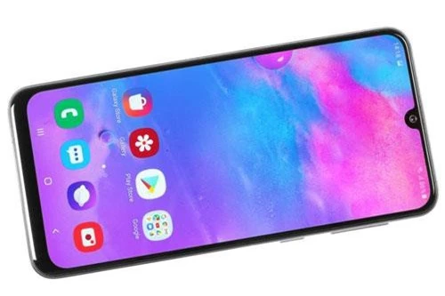 Galaxy M30 sử dụng tấm nền màn hình Super AMOLED kích thước 6,4 inch, độ phân giải Full HD Plus (2.280x1.080 pixel), mật độ điểm ảnh 394 ppi. Màn hình này được chia theo tỷ lệ 19,5:9, thiết kế dạng giọt nước mà Samsung gọi là Infinity-U. 