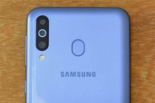 Ngoài viên pin “khủng”, Samsung Galaxy M30 còn gây ấn tượng nhờ sở hữu 3 camera sau. Trong đó, cảm biến chính độ phân giải 13 MP, khẩu độ f/1.9 cho khả năng lấy nét theo pha. Cảm biến thứ 2 độ phân giải 5 MP, f/2.2 nhằm tăng độ sâu trường ảnh. Cảm biến còn lại 5 MP giúp chụp ảnh góc rộng 123 độ. Bộ ba này được trang bị đèn flash LED, quay video 4K. 