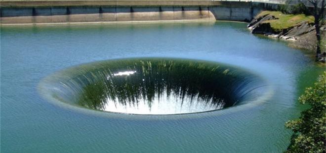 Sự thật về xoáy nước khổng lồ tại một hồ nước ở Mỹ: Không phải là con đường dẫn đến hố đen vũ trụ như nhiều người lầm tưởng - Ảnh 2.