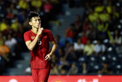 Nhìn lại kỹ năng chơi bóng điêu luyện của Văn Hậu 