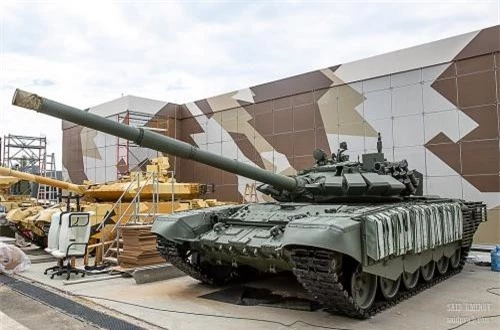 Xe tăng chủ lực T-72B3 tích hợp module giáp hông. Nguồn ảnh: SAID AMINOV