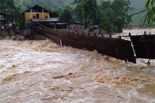 Lào Cai: Lũ ống cực lớn "vặn" nghiêng cầu treo qua suối Sa Pa