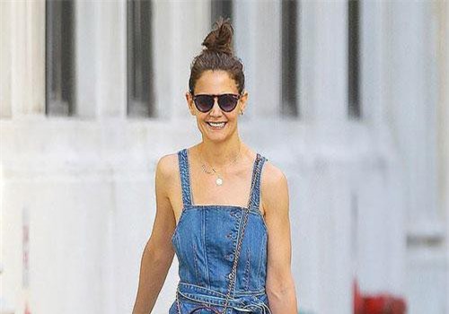 Katie Holmes tung tăng dạo phố không diện nội y, bất chấp thông tin Suri không phải là con ruột của Tom Cruise