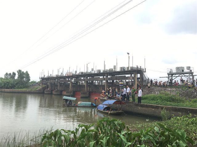 Hải Phòng: Thuyền đánh cá bị cuốn vào cống thủy lợi, 2 bà cháu tử vong