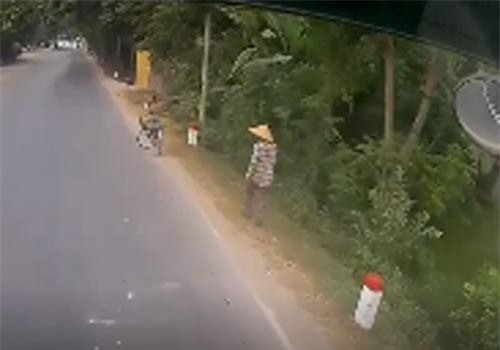 CLIP: Cảm kích người phụ nữ dừng xe đạp dời cục đá nằm giữa đường gây nguy hiểm