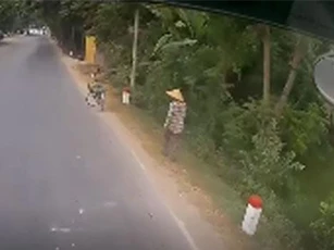 CLIP: Cảm kích người phụ nữ dừng xe đạp dời cục đá nằm giữa đường gây nguy hiểm