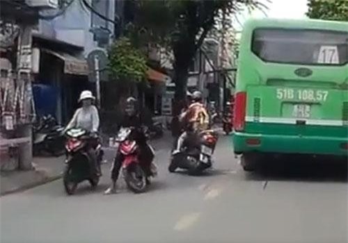 CLIP: Phóng nhanh vượt ẩu, "Ninja" ngã văng mũ bảo hiểm