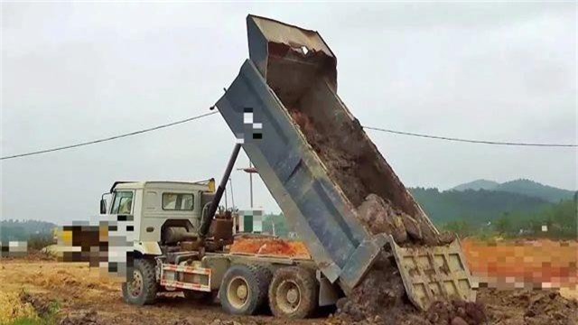 Hà Tĩnh: Kinh hoàng phát hiện xác người nằm lẫn trong đất trên thùng xe tải