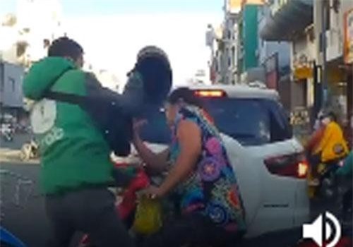 CLIP: Phẫn nộ nam thanh niên dùng mũ bảo hiểm phang vào đầu phụ nữ