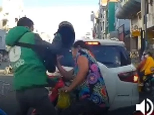 CLIP: Phẫn nộ nam thanh niên dùng mũ bảo hiểm phang vào đầu phụ nữ