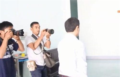 CLIP: Bị cáo Nguyễn Hữu Linh tìm đủ cách trốn báo giới