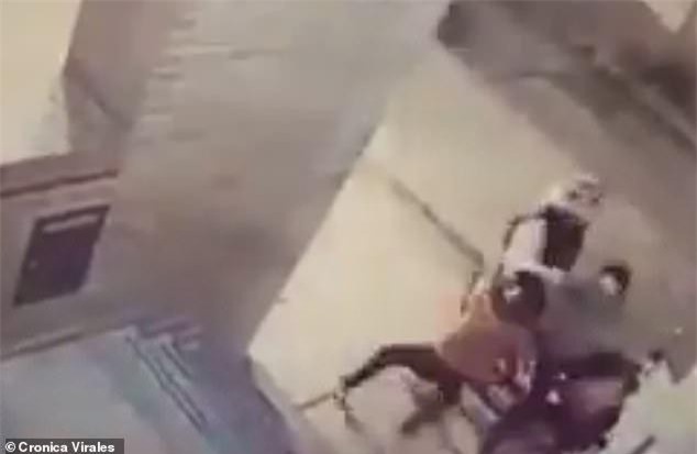 CLIP: Bé gái 11 tuổi tung cú đấm ‘trời giáng’ giải cứu mẹ khỏi tên cướp