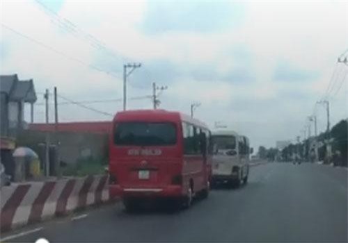 Kinh hãi màn lạng lách, chèn nhau giữa hai xe khách