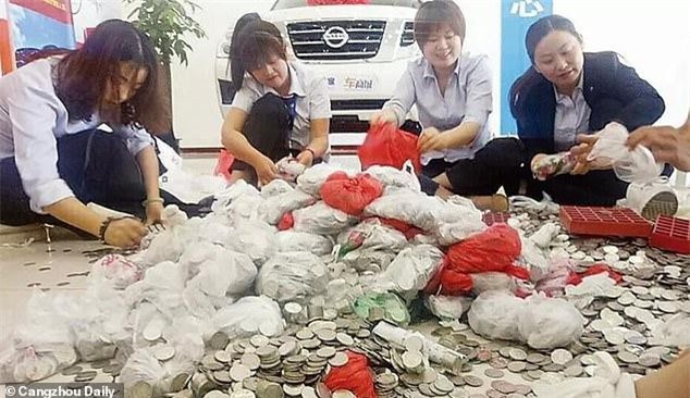 CLIP: Mang gần 440 triệu tiền xu đi mua ôtô, người phụ nữ khiến 17 nhân viên phải bầm tay đếm tiền