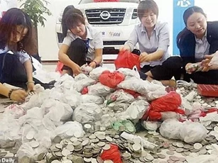 CLIP: Mang gần 440 triệu tiền xu đi mua ôtô, người phụ nữ khiến 17 nhân viên phải bầm tay đếm tiền