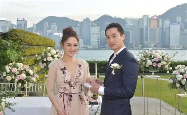 Chung Hân Đồng mang bầu sau một năm làm đám cưới?