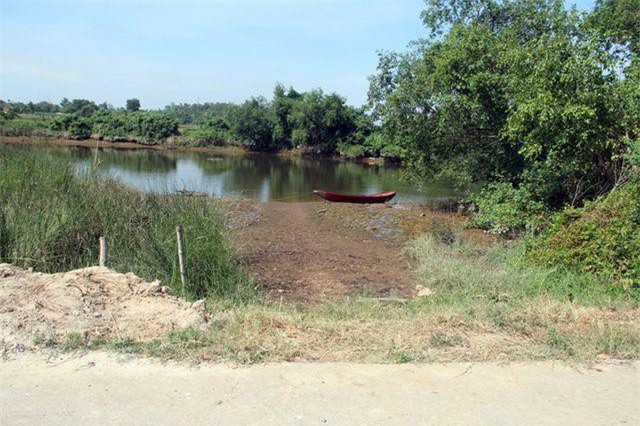 Hà Tĩnh: Những bến sông "đa năng" bị các trang trại chăn nuôi bức tử