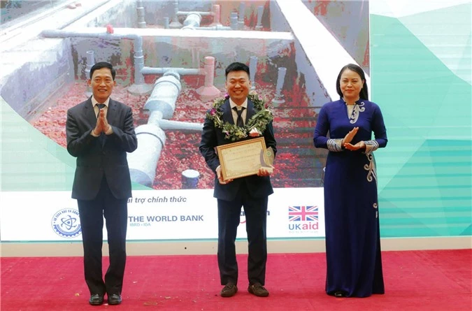  Bà Nguyễn Thị Thu Hà, Chủ tịch Hội Liên hiệp Phụ nữ Việt Nam và ông Trần Văn Tùng, Thứ trưởng Bộ Khoa học và Công nghệ trao giải 