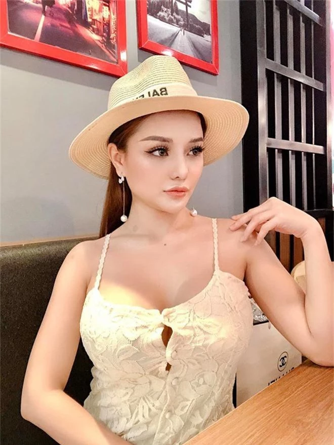 Đi show hẹn hò tôn vinh vẻ đẹp tâm hồn, Mon 2K vẫn tranh thủ khoe ngực khủng - Ảnh 2.