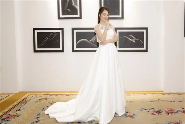 Dương Cẩm Lynh dịu dàng khi diện váy cưới - Ảnh 5.
