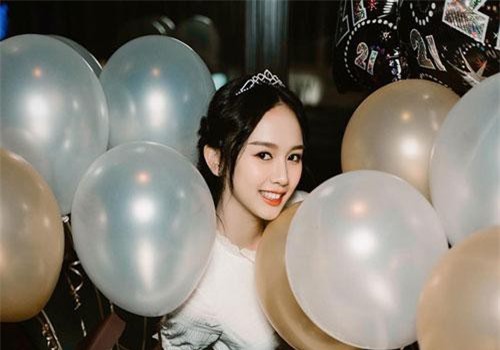 CLIP: 'Rich kid' Malaysia - Christinna Kuan khoe giọng hát ngọt ngào